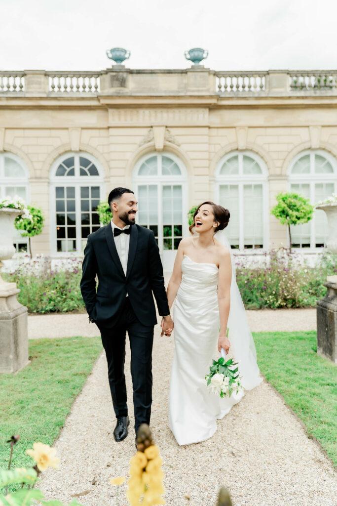 Photographe mariage Paris style Fine Art couple devant un domaine
